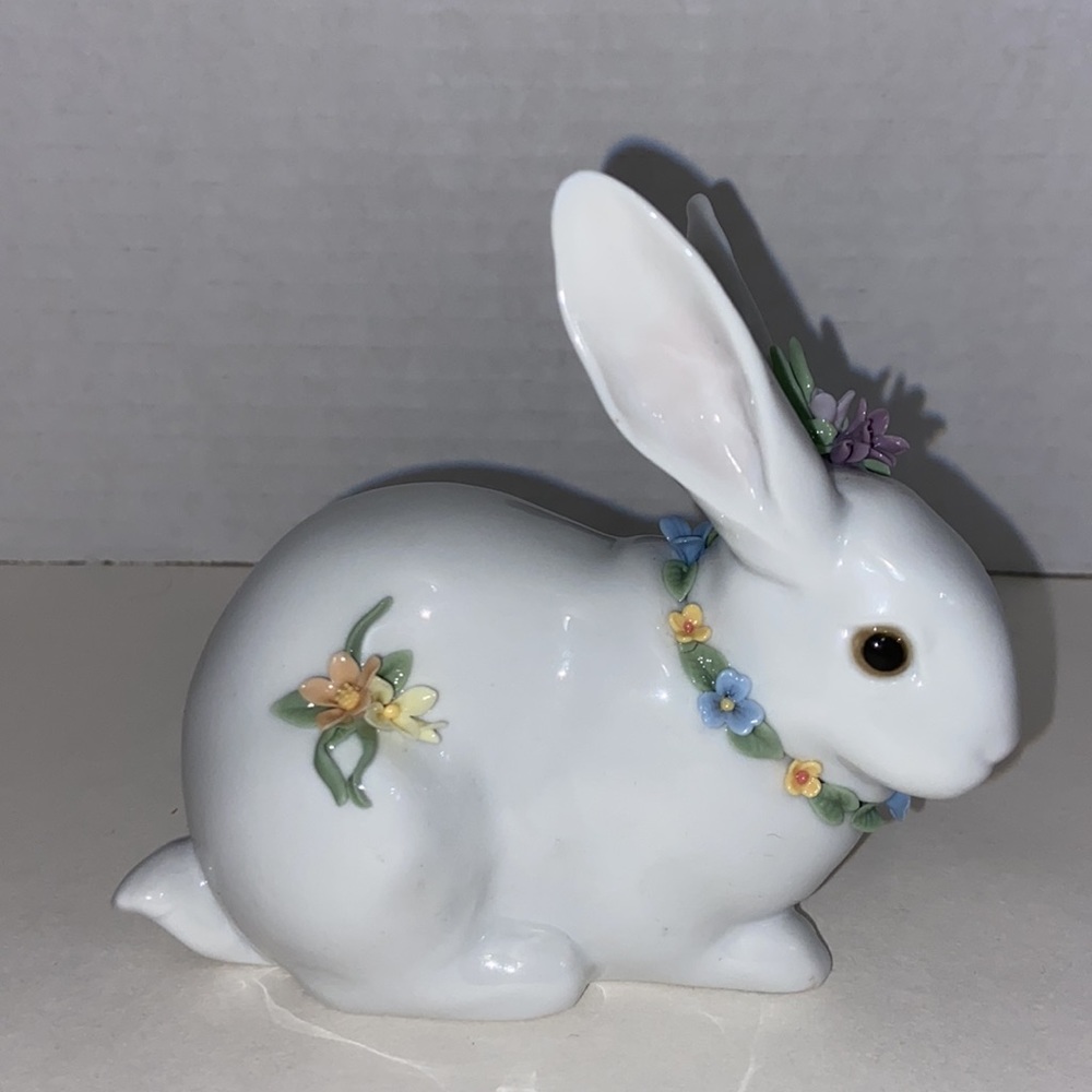 LLADRÓ Attentive Bunny with Flowers